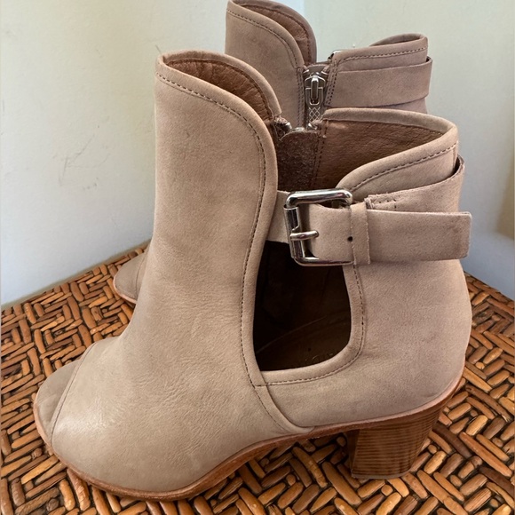 Donald J Pliner Boots in EUC 8.5M
Peep Toe Heels Taupe Leather Buckle
"Kara" - Picture 3 of 9